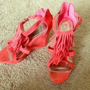 Coral fringe wedges